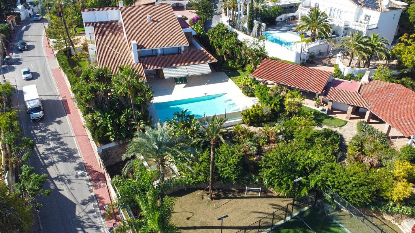 Prime Location Villa For Sale – Walking Distance to Puerto Banús, Nueva Andalucía, Marbella 🇪🇸✨