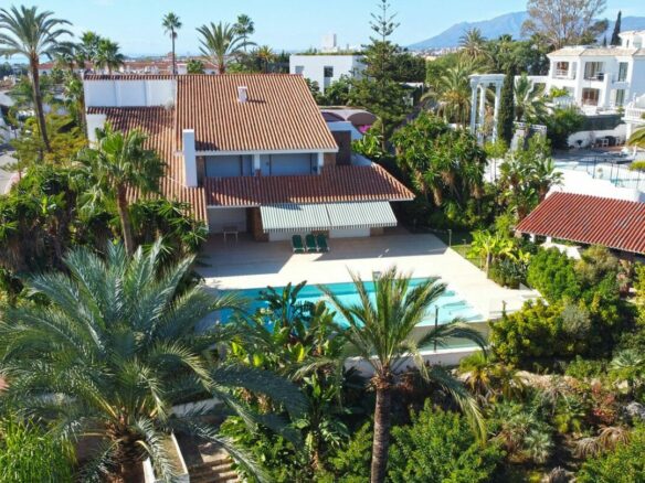 Prime Location Villa For Sale – Walking Distance to Puerto Banús, Nueva Andalucía, Marbella 🇪🇸✨
