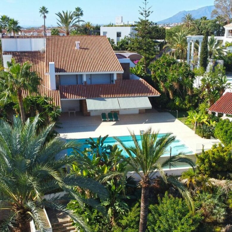 Prime Location Villa For Sale – Walking Distance to Puerto Banús, Nueva Andalucía, Marbella 🇪🇸✨