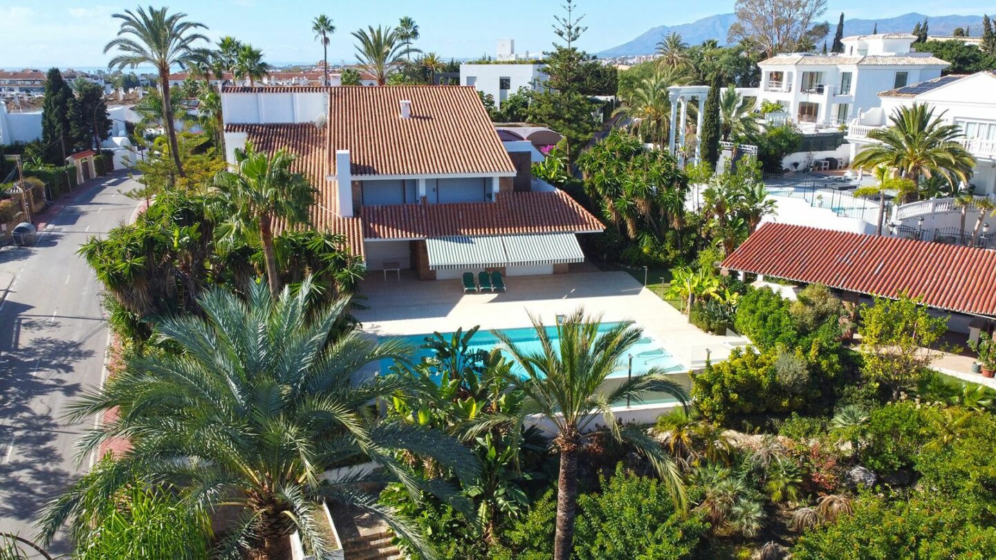Prime Location Villa For Sale – Walking Distance to Puerto Banús, Nueva Andalucía, Marbella 🇪🇸✨