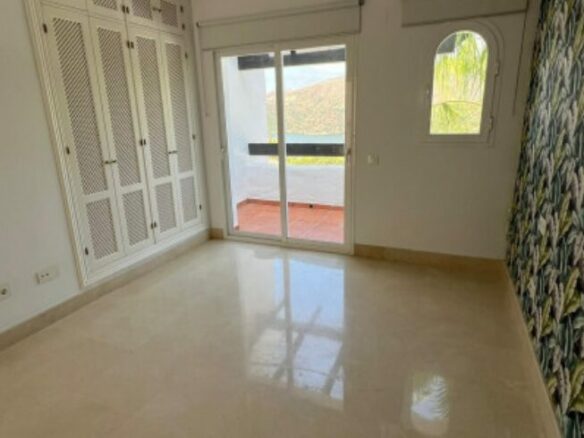 CHARMING 3-BEDROOM TOWNHOUSE FOR SALE IN ZAHARA DE ISTÁN – PANORAMIC LAKE VIEWS! 🌊