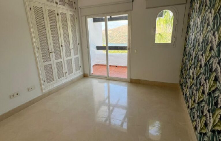 CHARMING 3-BEDROOM TOWNHOUSE FOR SALE IN ZAHARA DE ISTÁN – PANORAMIC LAKE VIEWS! 🌊