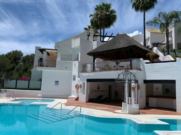 CHARMING 3-BEDROOM TOWNHOUSE FOR SALE IN ZAHARA DE ISTÁN – PANORAMIC LAKE VIEWS! 🌊