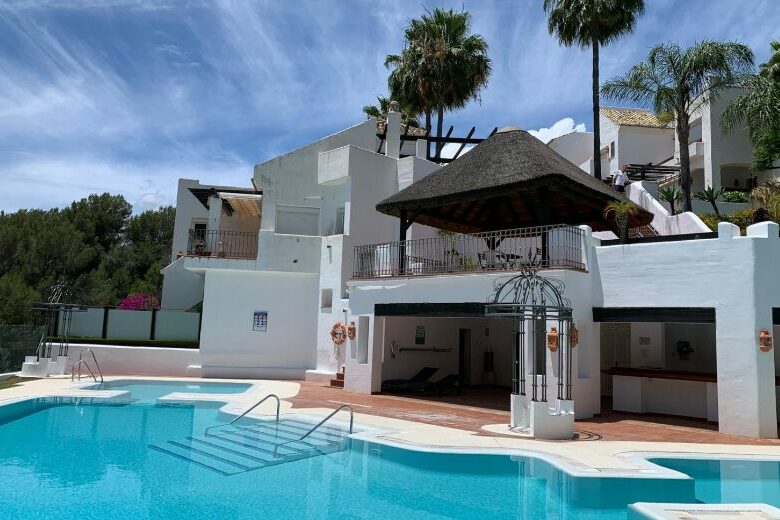 CHARMING 3-BEDROOM TOWNHOUSE FOR SALE IN ZAHARA DE ISTÁN – PANORAMIC LAKE VIEWS! 🌊