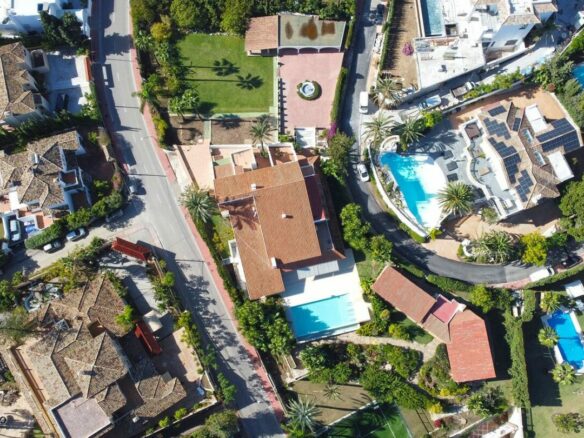 Prime Location Villa For Sale – Walking Distance to Puerto Banús, Nueva Andalucía, Marbella 🇪🇸✨