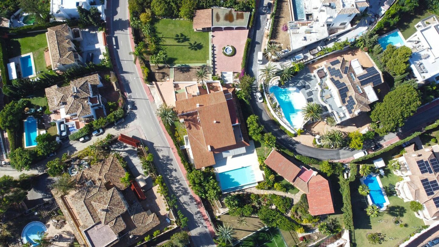 Prime Location Villa For Sale – Walking Distance to Puerto Banús, Nueva Andalucía, Marbella 🇪🇸✨