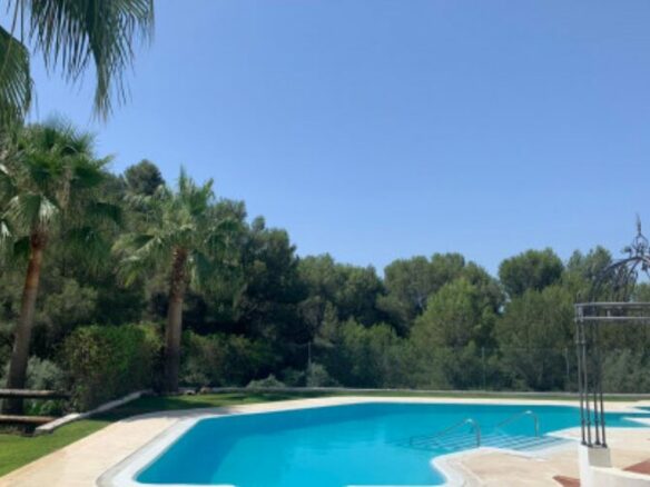 CHARMING 3-BEDROOM TOWNHOUSE FOR SALE IN ZAHARA DE ISTÁN – PANORAMIC LAKE VIEWS! 🌊