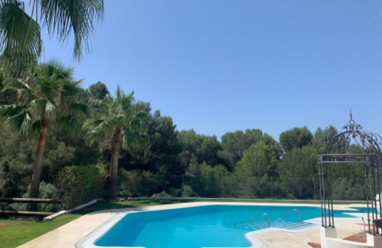 CHARMING 3-BEDROOM TOWNHOUSE FOR SALE IN ZAHARA DE ISTÁN – PANORAMIC LAKE VIEWS! 🌊