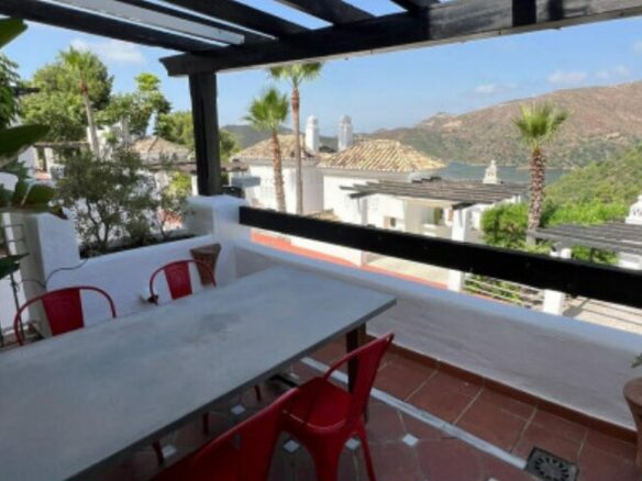 CHARMING 3-BEDROOM TOWNHOUSE FOR SALE IN ZAHARA DE ISTÁN – PANORAMIC LAKE VIEWS! 🌊