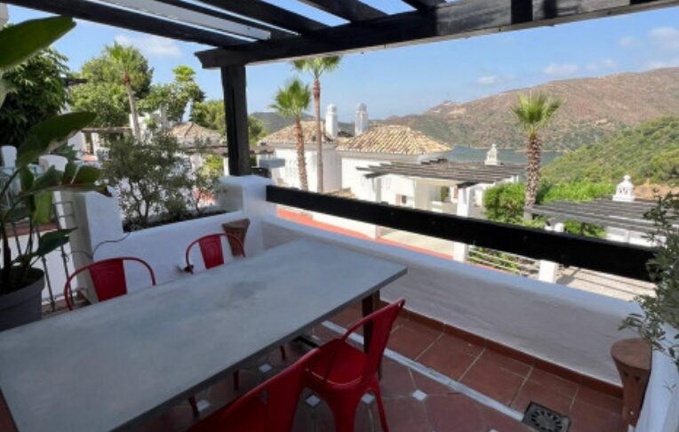 CHARMING 3-BEDROOM TOWNHOUSE FOR SALE IN ZAHARA DE ISTÁN – PANORAMIC LAKE VIEWS! 🌊