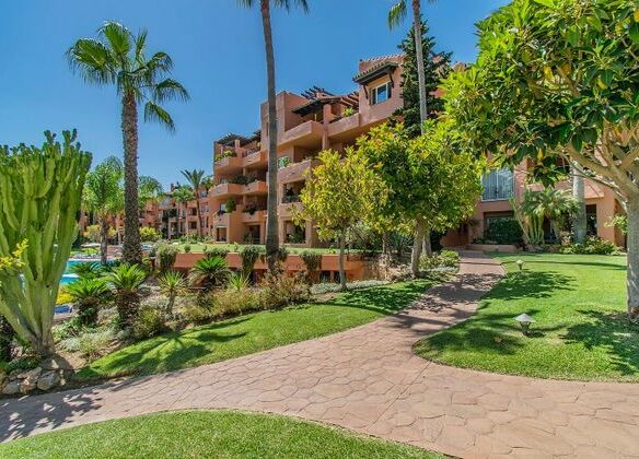 For sale 🇪🇸 Marbella’s Golden Mile – Beachside 3-Bed Apartment 🌴🏖️ Sea views 
