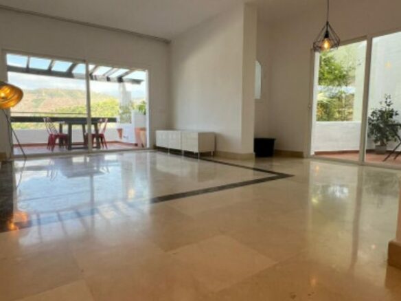 CHARMING 3-BEDROOM TOWNHOUSE FOR SALE IN ZAHARA DE ISTÁN – PANORAMIC LAKE VIEWS! 🌊