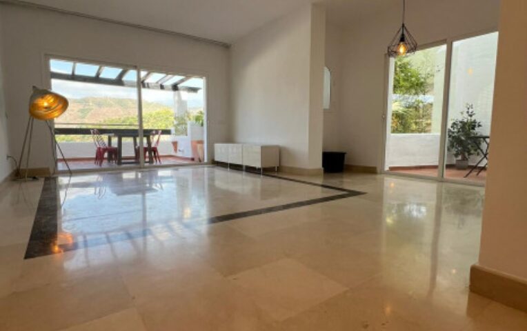 CHARMING 3-BEDROOM TOWNHOUSE FOR SALE IN ZAHARA DE ISTÁN – PANORAMIC LAKE VIEWS! 🌊
