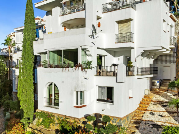 For sale – Turnkey 🇪🇸 La Quinta Golf Front 3-Bed Turnkey Duplex – West-Facing Terrace + Pool!