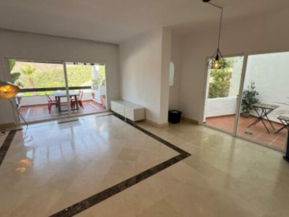 CHARMING 3-BEDROOM TOWNHOUSE FOR SALE IN ZAHARA DE ISTÁN – PANORAMIC LAKE VIEWS! 🌊