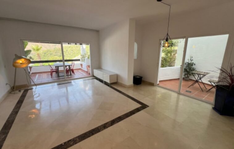 CHARMING 3-BEDROOM TOWNHOUSE FOR SALE IN ZAHARA DE ISTÁN – PANORAMIC LAKE VIEWS! 🌊