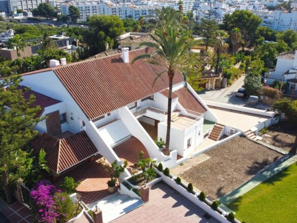 Prime Location Villa For Sale – Walking Distance to Puerto Banús, Nueva Andalucía, Marbella 🇪🇸✨