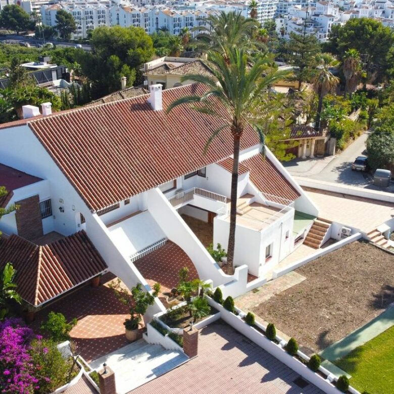 Prime Location Villa For Sale – Walking Distance to Puerto Banús, Nueva Andalucía, Marbella 🇪🇸✨