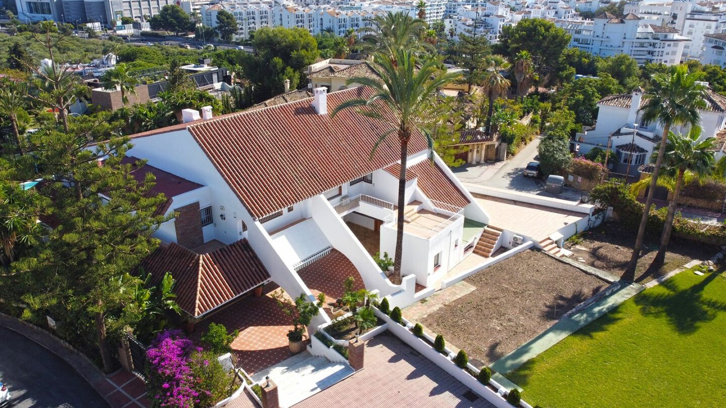 Prime Location Villa For Sale – Walking Distance to Puerto Banús, Nueva Andalucía, Marbella 🇪🇸✨