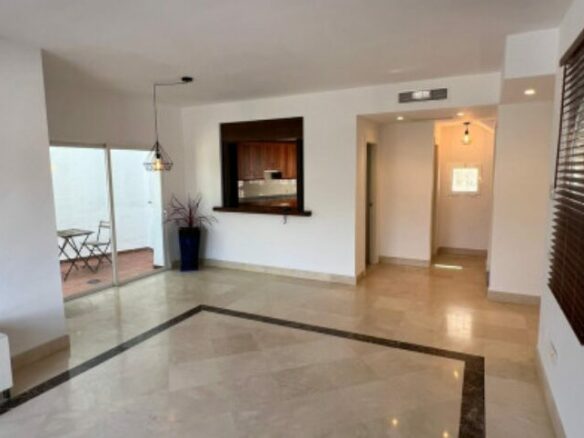 CHARMING 3-BEDROOM TOWNHOUSE FOR SALE IN ZAHARA DE ISTÁN – PANORAMIC LAKE VIEWS! 🌊
