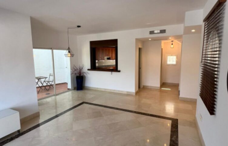 CHARMING 3-BEDROOM TOWNHOUSE FOR SALE IN ZAHARA DE ISTÁN – PANORAMIC LAKE VIEWS! 🌊