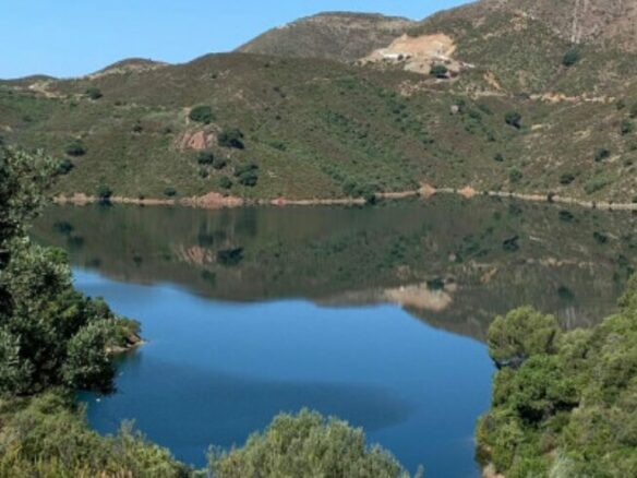 CHARMING 3-BEDROOM TOWNHOUSE FOR SALE IN ZAHARA DE ISTÁN – PANORAMIC LAKE VIEWS! 🌊