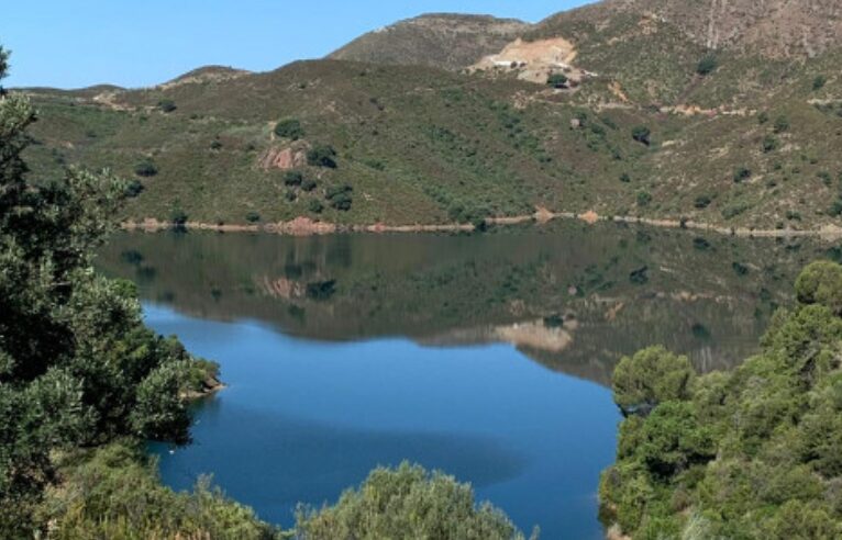 CHARMING 3-BEDROOM TOWNHOUSE FOR SALE IN ZAHARA DE ISTÁN – PANORAMIC LAKE VIEWS! 🌊