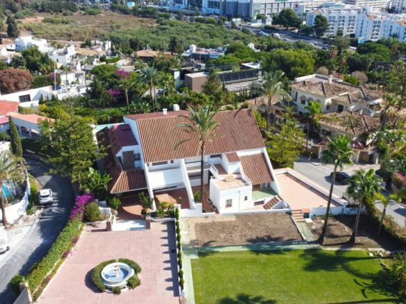 Prime Location Villa For Sale – Walking Distance to Puerto Banús, Nueva Andalucía, Marbella 🇪🇸✨