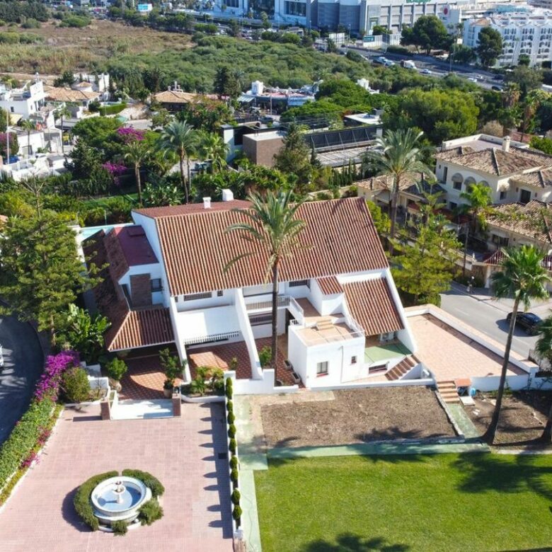 Prime Location Villa For Sale – Walking Distance to Puerto Banús, Nueva Andalucía, Marbella 🇪🇸✨