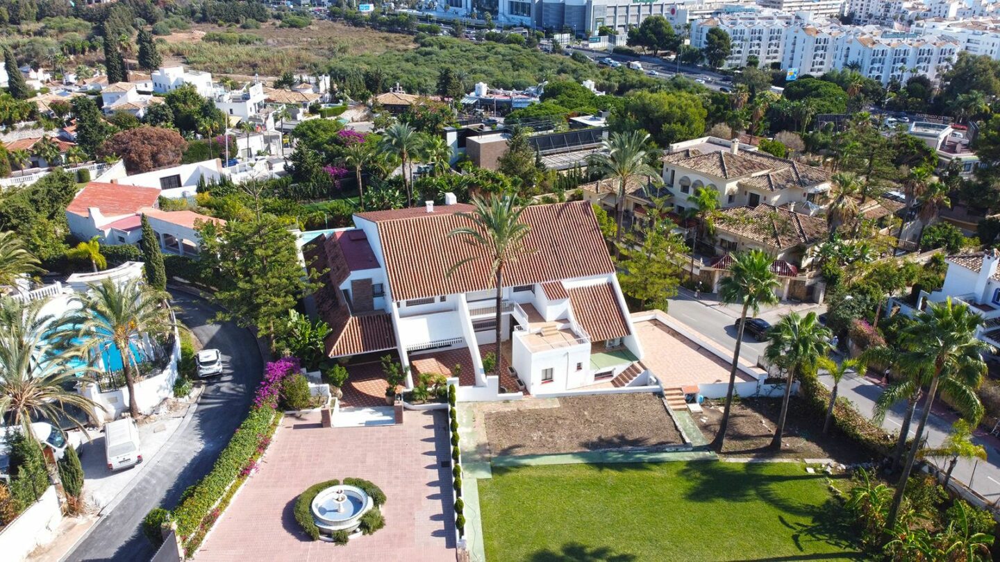 Prime Location Villa For Sale – Walking Distance to Puerto Banús, Nueva Andalucía, Marbella 🇪🇸✨