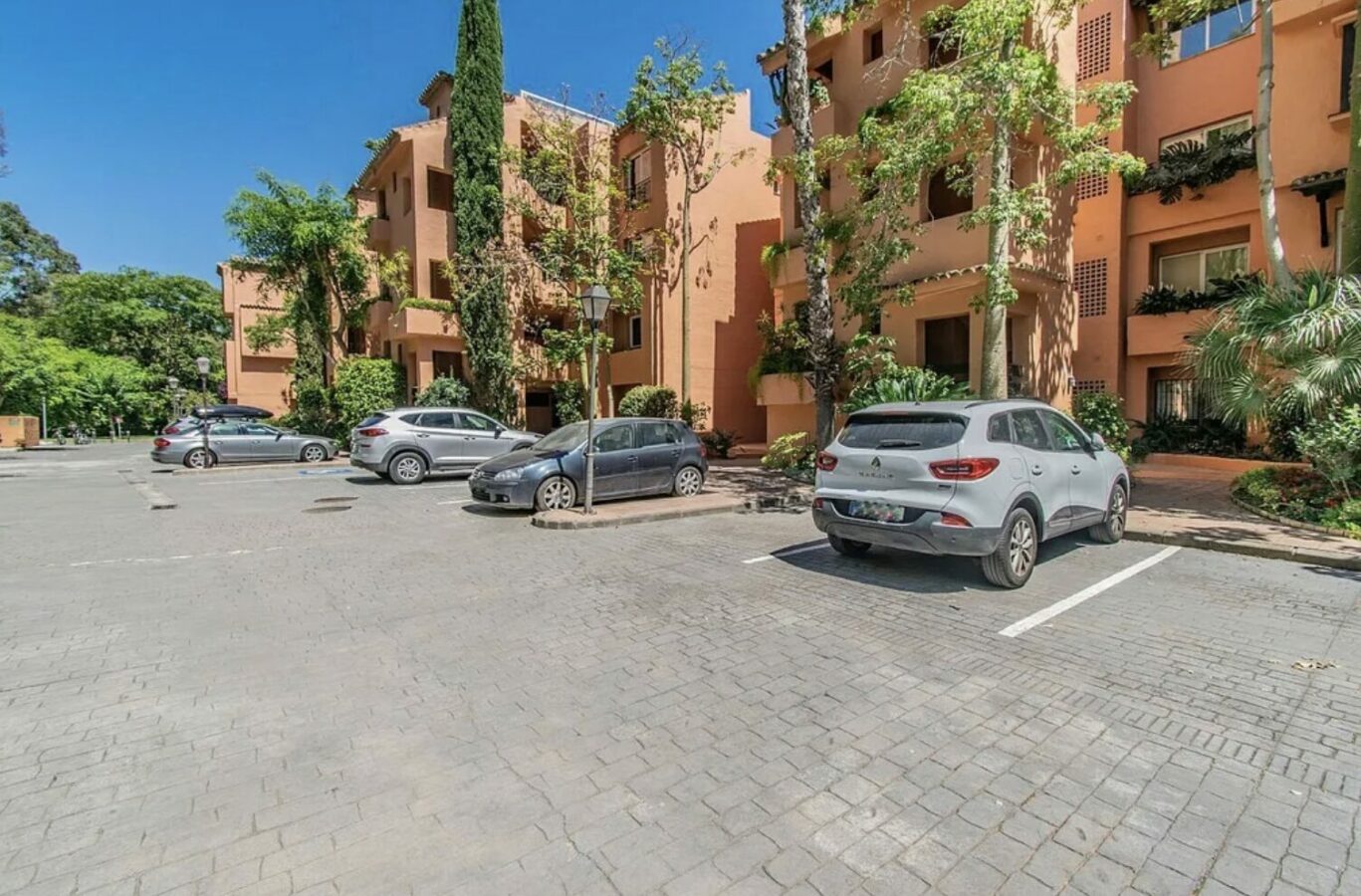 For sale 🇪🇸 Marbella’s Golden Mile – Beachside 3-Bed Apartment 🌴🏖️ Sea views 