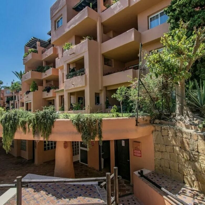 For sale 🇪🇸 Marbella’s Golden Mile – Beachside 3-Bed Apartment 🌴🏖️ Sea views 