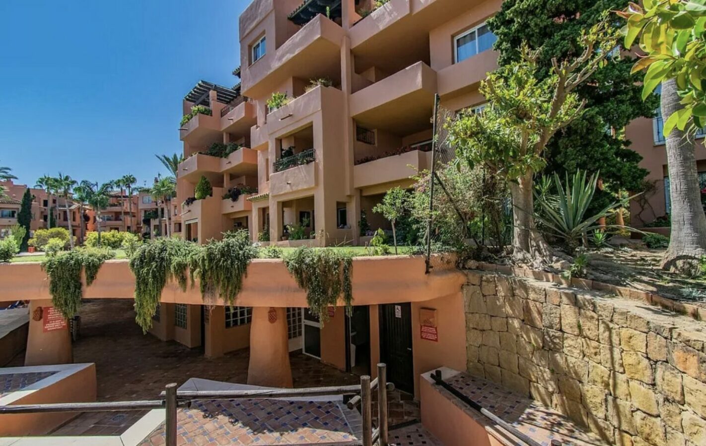 For sale 🇪🇸 Marbella’s Golden Mile – Beachside 3-Bed Apartment 🌴🏖️ Sea views 