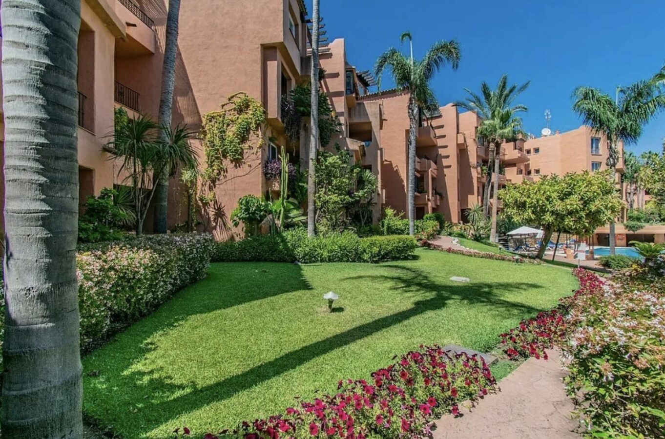 For sale 🇪🇸 Marbella’s Golden Mile – Beachside 3-Bed Apartment 🌴🏖️ Sea views 