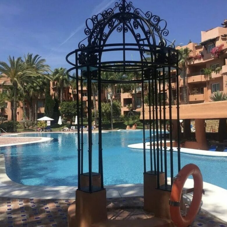 For sale 🇪🇸 Marbella’s Golden Mile – Beachside 3-Bed Apartment 🌴🏖️ Sea views 