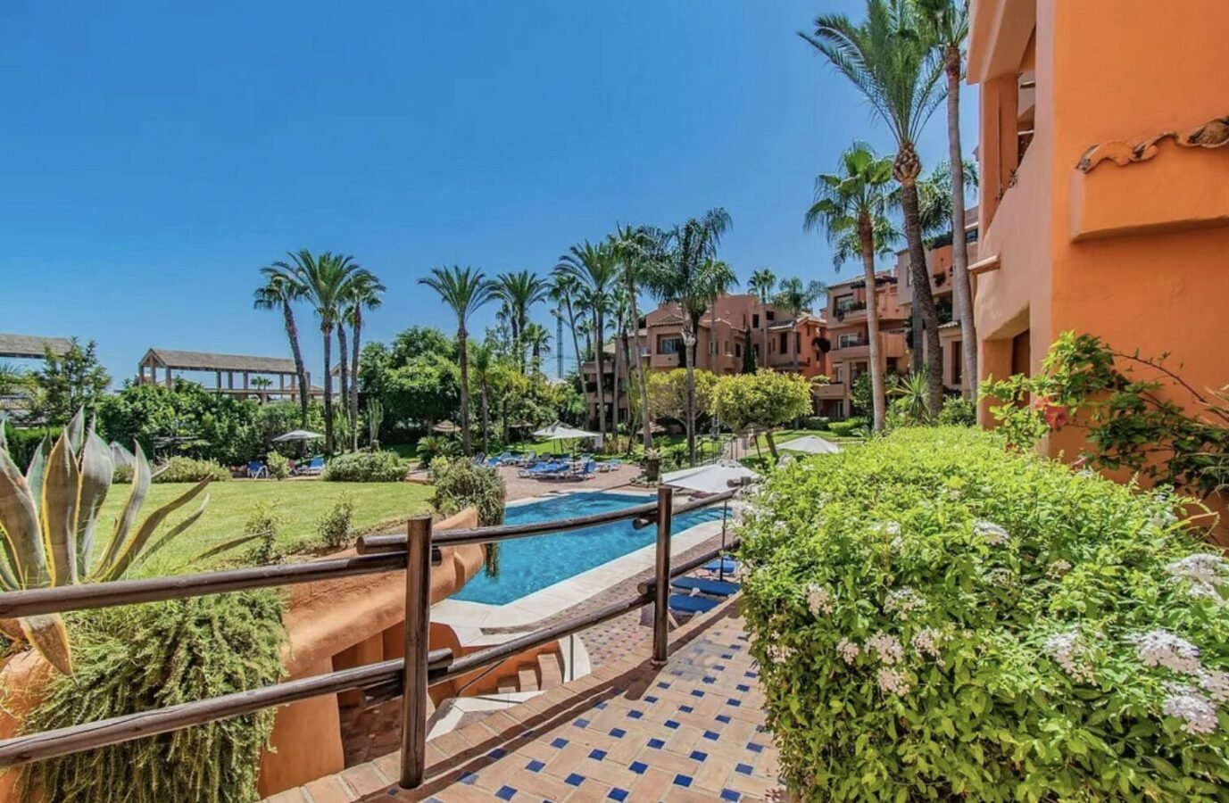 For sale 🇪🇸 Marbella’s Golden Mile – Beachside 3-Bed Apartment 🌴🏖️ Sea views 