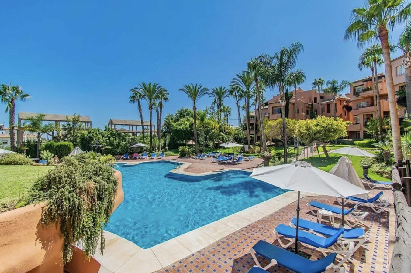 For sale 🇪🇸 Marbella’s Golden Mile – Beachside 3-Bed Apartment 🌴🏖️ Sea views 