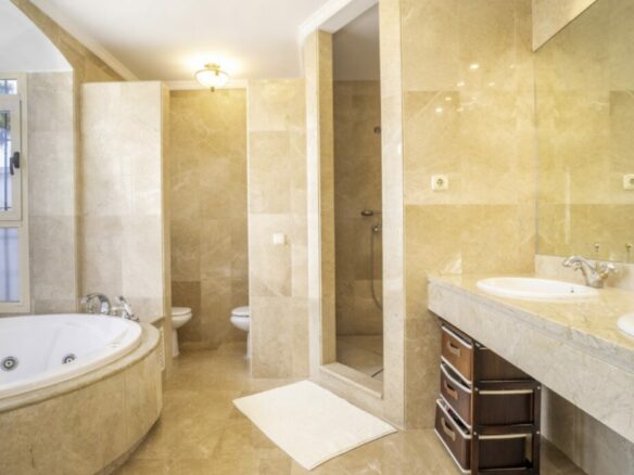 LUXURY VILLA-STYLE TOWNHOUSE FOR SALE – PRIME ALOHA LOCATION 🌴🇪🇸