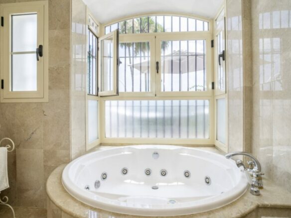 LUXURY VILLA-STYLE TOWNHOUSE FOR SALE – PRIME ALOHA LOCATION 🌴🇪🇸