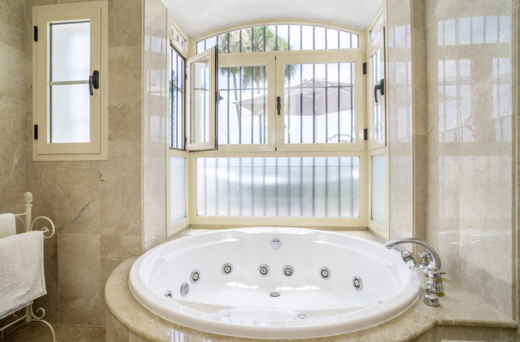 LUXURY VILLA-STYLE TOWNHOUSE FOR SALE – PRIME ALOHA LOCATION 🌴🇪🇸