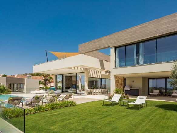Nueva Andalucia modern villa blends ultra-contemporary design, large Super Cars Garage – Sea views Marbella, Spain 🇪🇸