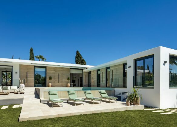 FOR SALE 🇪🇸✨ CONTEMPORARY LUXURY VILLA – PARCELAS DEL GOLF, NUEVA ANDALUCIA 🌴