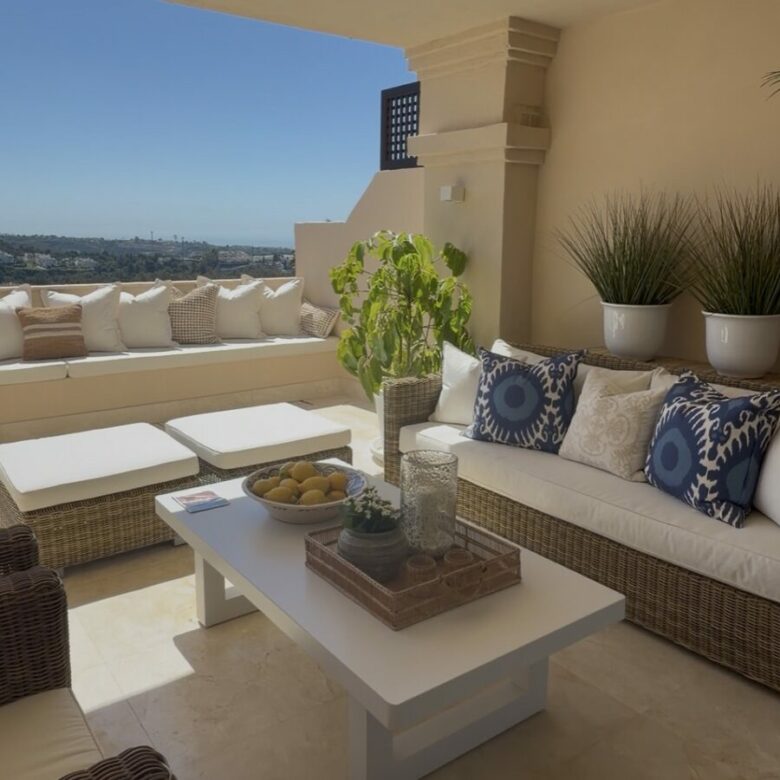 🇪🇸 LUXURY 3-BEDROOM APARTMENT FOR SALE – NUEVA ANDALUCIA, MARBELLA  Fully Renovated Sea & Mountain View Apartment ✨