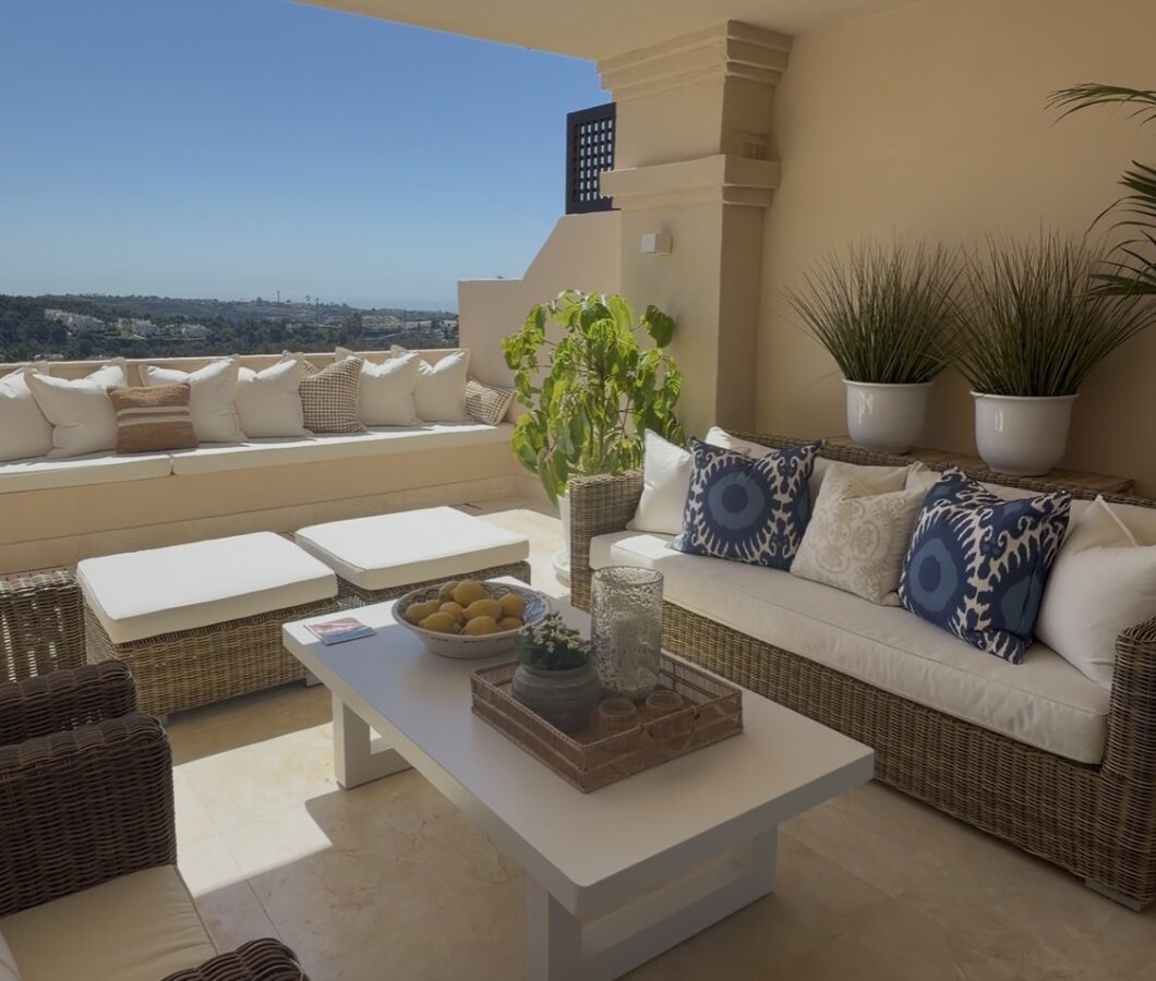 🇪🇸 LUXURY 3-BEDROOM APARTMENT FOR SALE – NUEVA ANDALUCIA, MARBELLA  Fully Renovated Sea & Mountain View Apartment ✨