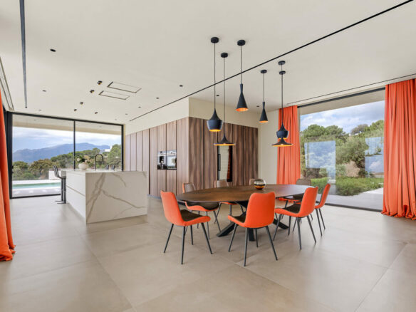 For Sale 🇪🇸 BENAHAVÍS – MONTEMAYOR  – CONTEMPORARY 5B VILLA WITH PANORAMIC SEA & MOUNTAIN VIEWS