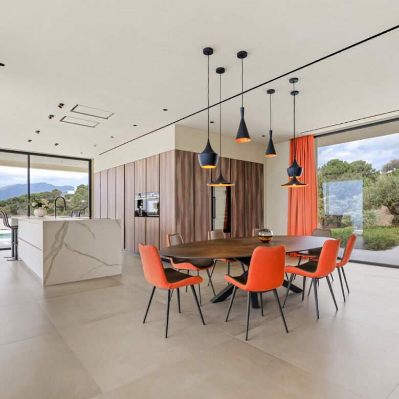 For Sale 🇪🇸 BENAHAVÍS – MONTEMAYOR  – CONTEMPORARY 5B VILLA WITH PANORAMIC SEA & MOUNTAIN VIEWS