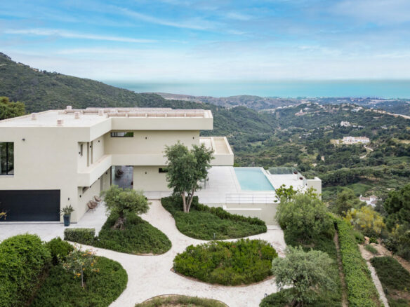 For Sale 🇪🇸 BENAHAVÍS – MONTEMAYOR  – CONTEMPORARY 5B VILLA WITH PANORAMIC SEA & MOUNTAIN VIEWS