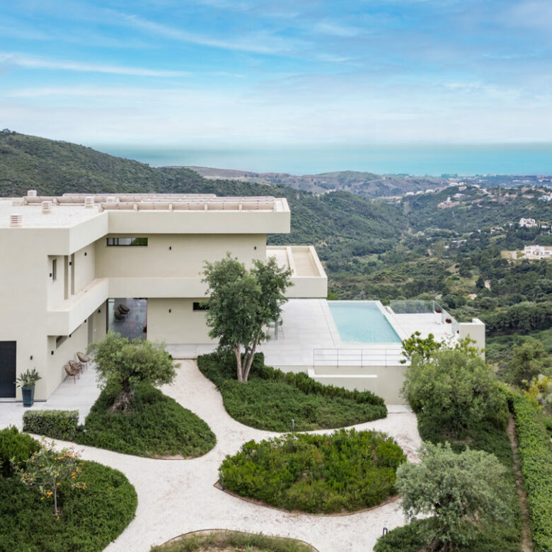 For Sale 🇪🇸 BENAHAVÍS – MONTEMAYOR  – CONTEMPORARY 5B VILLA WITH PANORAMIC SEA & MOUNTAIN VIEWS