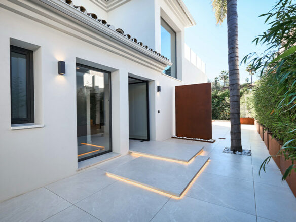 FOR SALE –  Luxury Villa  – Turnkey Scandinavian-Style in Las Brisas Marbella 🇪🇸