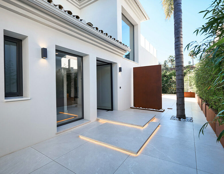FOR SALE –  Luxury Villa  – Turnkey Scandinavian-Style in Las Brisas Marbella 🇪🇸